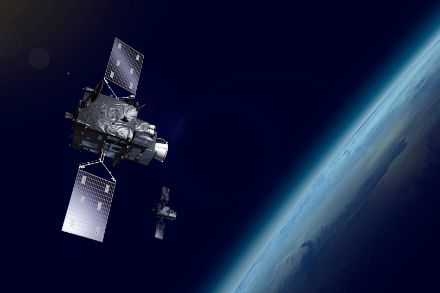 Ein Satellit im All. 