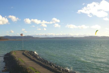 WindsurferIn auf dem See