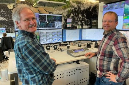 Der Lawinenprognostiker Thomas Stucki und der Wetterprognostiker Daniel Gerstgrasser in der Wetterzentrale.