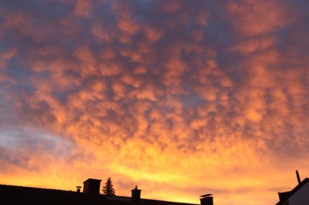 Morgenrot mit «Mama»-Ansätzen über Thalwil.