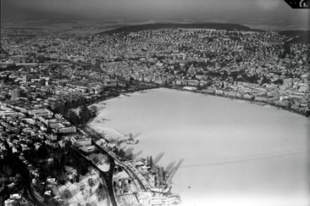 Luftbild der schneebedeckten Eisfläche bei Zürich