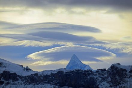 In den letzten Tagen formte die teils föhnige Südwestströmung einige schöne Linsenwolken über den Berner Alpen. Diese Wolken werden auch Föhnfische oder Altocumulus lenticularis genannt. Bild: K. Pfenninger