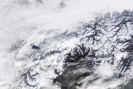 Die Verteilung der Bewölkung am 25.01.2023 gesehen vom hochauflösenden TERRA Satelliten der NASA. Gut erkennbar sind die inneren Alpentäler, der östliche Teil des Genfersees oder die weniger schneebedeckte und wolkenarme Alpensüdseite. Quelle: NASA (https://wvs.earthdata.nasa.gov)