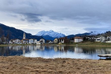 In der Surselva wirken sich tiefdruckbestimmte Westlagen oft durch dichte Bewölkung, aber eher selten durch kräftige Niederschläge aus. Heute brachte in Laax eine Nordwestlage ausgedehnte Bewölkung, ganz ähnlich sieht es aber auch oft bei Westlagen aus. Bildquelle: K. Röösli.