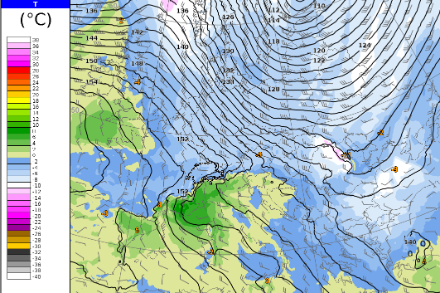 Temperatur [°C] (farbige Flächen), Windrichtung und -stärke [kt] (Windfieder) sowie Geopotential [gpdm] (Isohypsen) auf 850 hPa (ca. 1500 Meter) gestern, den 30. Januar 2023 um 18 UTC. Die Abbildung zeigt eine typische Nordföhnlage, wobei südlich der Alpen die Temperatur deutlich höher und das Geopotential markant tiefer ist.