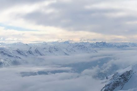 Typische Bewölkungsverteilung bei tiefdruckbestimmter Ostlage im Winter. Oberhalb der hochnebelartigen Bewölkung ist es nicht wolkenfrei, sondern recht dichte Schichtbewölkung lässt die Sonne nur zeitweise durchscheinen.