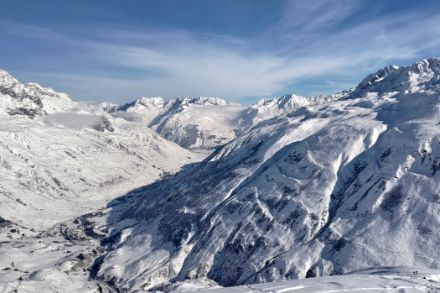 Wenig Schnee im Urserental. Der Blick zeigt von oberhalb Realp in Richtung Andermatt.