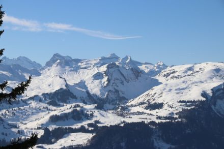 Verschneite Berge mit blauem Himmel.
