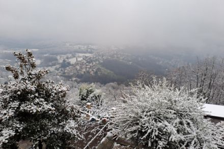 Die heutigen Neuschneemengen im Tessin können kaum jemanden beeindrucken. Ganz anders sieht die Situation in der Kalifornischen Sierra Nevada aus. Bild: Bigorio TI, Meteomeldung / App.