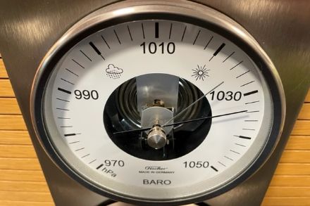 Das Barometer am Flughafen Zürich zeigte am Sonntagvormittag kurzzeitig Werte von 1040 hPa an, danach sank der Luftdruck bis Redaktionsschluss auf 1035 hPa.  Bild: A. Asch 