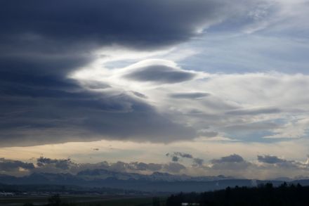Föhnstimmung über der Alpennordseite. Aufgenommen am Flughafen Zürich-Kloren mit Blickrichtung Süden zu den Alpen. (D. Buck)
