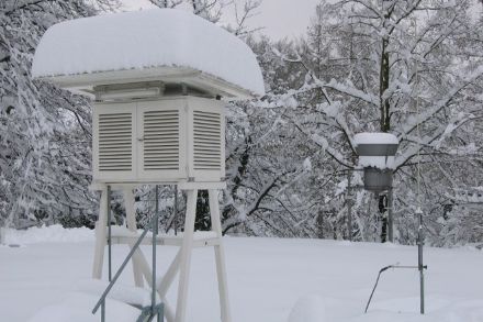 Tief verschneite Messstation am damaligen Hauptsitz der MeteoSchweiz am Zürichberg  Foto: D. Gerstgrasser