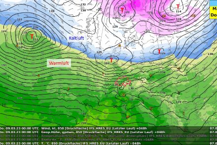 Wetterkarte auf 850 hPa (ca. 1500 m) mit Temperaturverteilung (Farbflächen) und Geopotential für Donnerstag, 9. März 2023. Eine markante Luftmassengrenze an der verschiedene Tiefdruckgebiete entstehen und starke westliche Wind prägen das Geschehen.