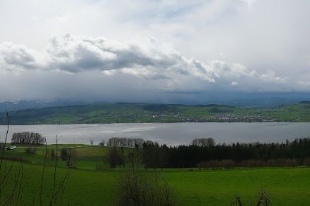 Dunkle Schauerwolken ziehen über den Sempachersee
