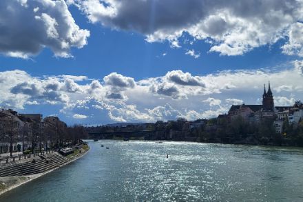 Stadt Basel mit Rhein, Himmel mit Wolken