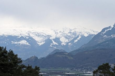Heute war in Schaan im St. Galler Rheintal kurz nach Mittag der dichte Altostratus opacus zu sehen.