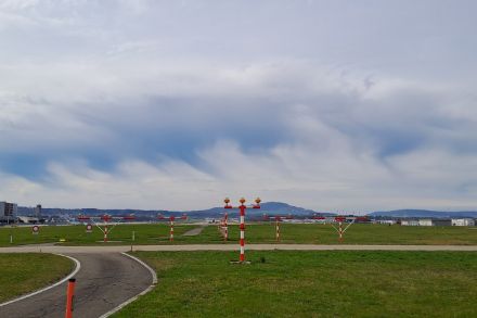 Heute Nachmittag zogen sogenannte Virgae über den Flugplatz in Zürich, umgangsprachlich auch Quallenwolken genannt. Dabei handelt es sich um Niederschlagsfallstreifen an der Unterseite der mittelhohen Bewölkung. Aufgrund der trockenen Luft verdunstet der gesamte Niederschlag auf dem Weg zum Boden. Foto: M. Kasper