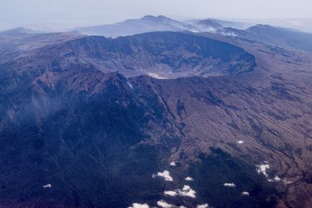 Luftaufnahme der Caldera des Tambora heute. Der Ausbruch des Tambora war massgeblich verantwortlich für einen sehr kalten Sommer 1816. Quelle: Manuel Marty, «Tambora und das Jahr ohne Sommer 1816», Publikation Akademie der Naturwissenschaften Schweiz (SCNAT) im Jahr 2016.