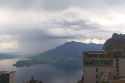 Der Regen der Gewitterzelle über Küssnacht a.R. und dem Zugersee  ist vom Bürgenstock aus zu sehen, daneben ist die Rigi. (Quelle: roundshot.com)