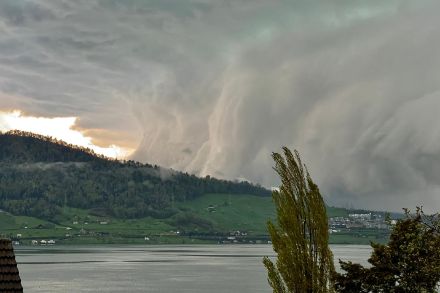 Kräftige Schauer auf dem Weg zum Zugersee am 28.04.2023. Foto: Meteomeldungen / App