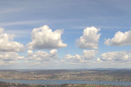 Auf der Felsenegg oberhalb Adliswil (ZH) konnte man dank der schönen Aussicht heute das freundliche Wetter besonders geniessen. Bildquelle: https://laf.roundshot.com/#/.