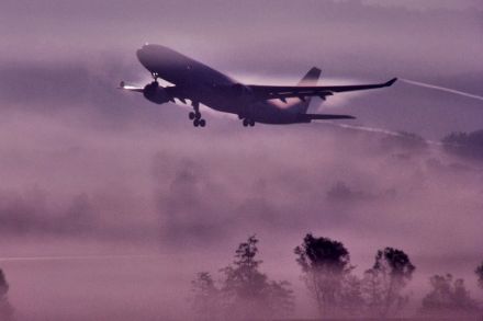 Start eines Airbus A330 in Zürich bei Nebel.