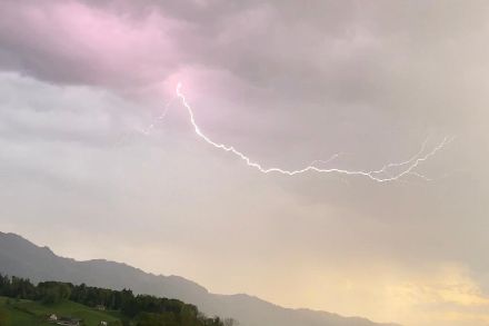 Gewitter gestern Abend über Kaltbrunn (SG). Quelle: Meteomeldung/App