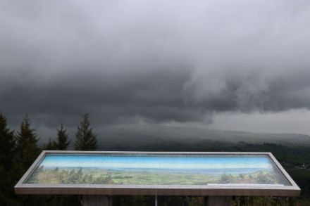 Zeigte sich der Himmel im Mai 2023 schon mal wolkenlos? Der Author kann sich nicht daran erinnern. Das Panorama vom Gottschalkenberg ist aber auch mit Wolken äusserst eindrücklich. Foto: Daniel Gerstgrasser