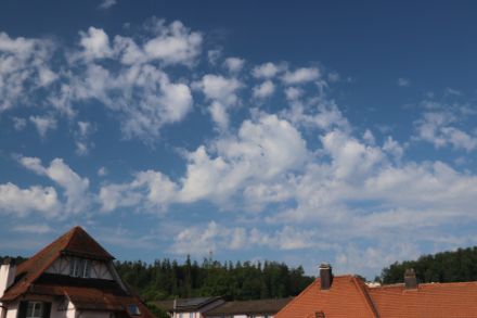 Foto eines teilweise bewölkten Himmels.