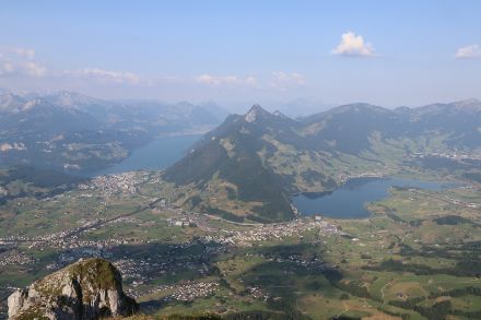 Wenige Cumuli am Himmel, gesehen vom kleinen Mythen Richtung Westen mit Lauerzersee (rechts) und Vierwaldstättersee (links). Foto: D. Gerstgrasser