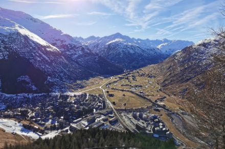 Foto des Urserentals im Januar 2023 mit sehr wenig Schnee.