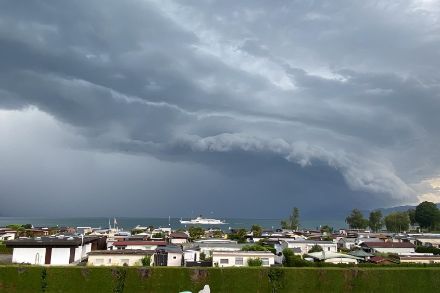 Gewitterwolke über dem Genferseeufer bei Le Bouveret.