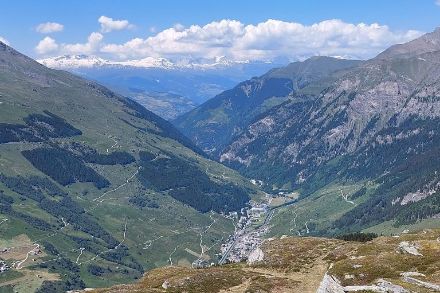 Infolge der trockenen Luft waren heute auch in den Alpen nur wenige Wolken auszumachen, wie hier in Vals. Bild: Nicole Graf.