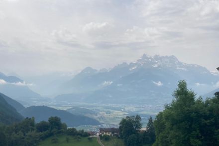 Corbeyrier (VD) im Unterwallis. Der Blick zu den Dents du Midi ist bereits vom Saharastaub getrübt. Quelle: Meteomeldung/App