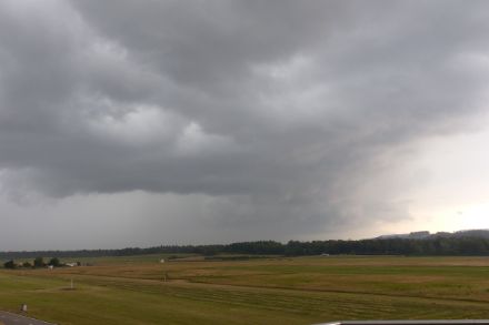 Die Gewitterlinie verschonte auch den Flugplatz Kloten nicht. Das Bild wurde aufgenommen, als sich die Gewitterlinie bereits nach Nordosten entfernte. Bildquelle: Bruno Kunz.