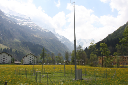 Die Umgebung der Station Elm hinterlässt üblicherweise nicht einen sehr warmen Eindruck. Doch der Föhn macht es möglich, dass die Nächte hie und da extrem warm ausfallen können. Bildquelle: MeteoSchweiz.