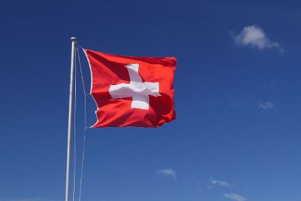 Schweizer Fahne flattert im Wind