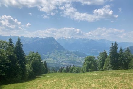 Die Kaltfront bringt nur über den Bergen vermehrt Wolken. Blick von der Mostelegg (SZ) Richtung Fronalpstock und Urnersee. Quelle: Leo Baumann