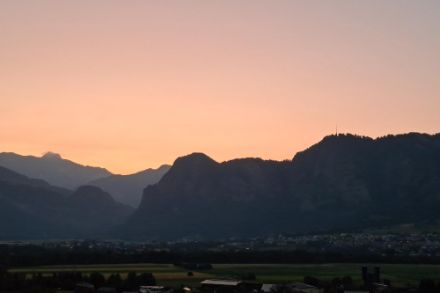 Sonnenaufgang in Untervaz. In der Ferne verblassen die Berge, was auf eine durch Partikel belastete Grenzschicht schliessen lässt. (Meteomeldung/APP)