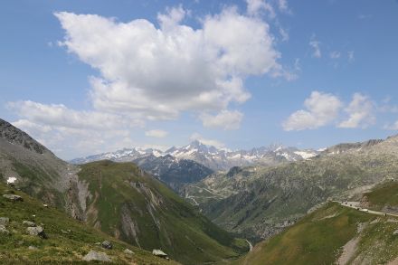 Wer der Hitze entfliehen wollte, musste hoch hinaus. Die Nullgradgrenze lag heute deutlich über 4000 Metern. Blick über den Furkapass Richtung Grimsel. Foto: D. Gerstgrasser