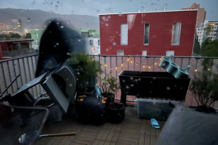Vom Gewitter umgewehte Balkonartikel. Ob der Besitzer eine Gewitterflash-Pushmeldung erhalten hat? Meteomeldung/App