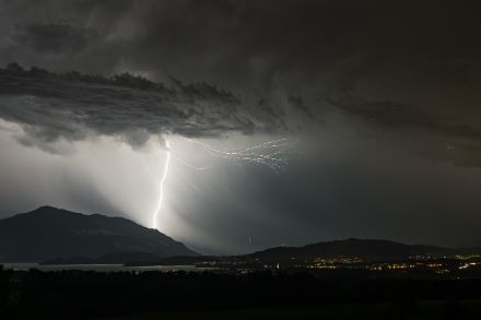 Am Dienstagabend entluden sich schweizweit einige teils heftige Gewitter. Das Bild zeigt die Gewitter in der Zentralschweiz von Rifferswil aus. Links im Bild die Rigi. Foto: Urs Graf