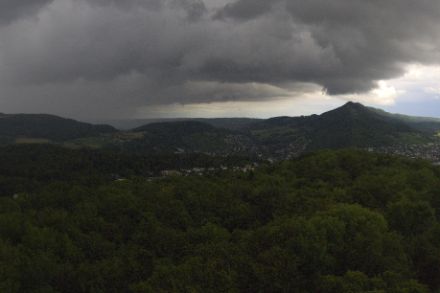 Die Kaltfront am Dienstagnachmittag war ebenfalls von Gewittern und teils kräftigen Böen begleitet. Downbursts oder Fallböen traten bestimmt auch irgendwo auf, doch sind sie oftmals nicht so verherrend wie am Montagvormittag in La Chaux-de-Fonds. Foto:  Roundshot Baldegg, Regionalwerke AG Baden
