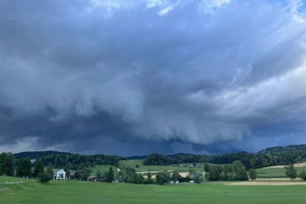 Aufzug eines Gewitters mit dunklen Wolken.