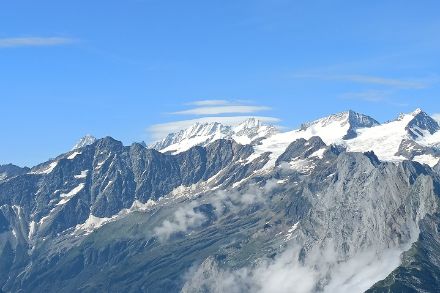 Sehr kühl kann es in den letzten Tagen nicht gewesen sein, denn sonst wären die Berner Alpen bis tief hinunter verschneit, wie das in den Sommern des vergangenen Jahrhunderts noch oft der Fall war. Bildquelle: Leonz Keusch.