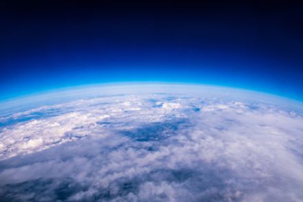 Die Atmosphäre in Seitenansicht. Oben ist das Ozon erwünscht, unten nicht. Quelle: Met Office