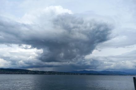 Foto von Wolken über dem Zürichsee.