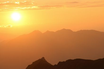 Sonnenaufgang an einem heissen Tag in den Alpen. Bild: Daniel Gerstgrasser.