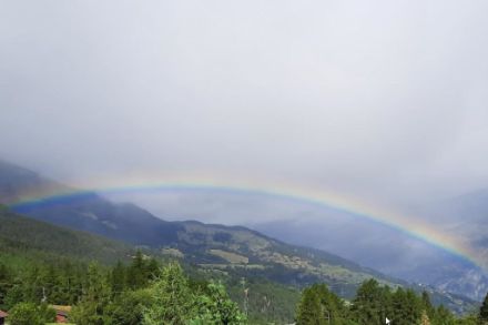 Aprilwetter im Hochsommer! Aufgenommener Regenbogen heute Vormittag in Bürchen (VS). Quelle: Meteomeldungen / App