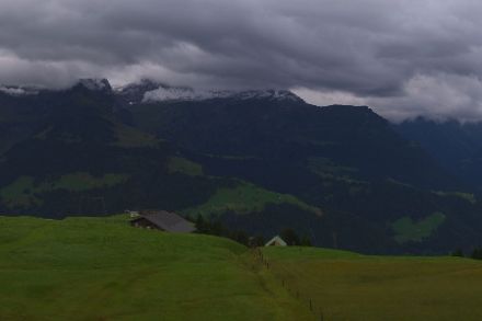 Typisch Nordstaulage am Alpennordhang - wolkenverhangener Himmel über dem Schächental, die Berge sind sogar bis 2000 Meter hinunter schneebedeckt. Bildquelle: https://bielkinzig.roundshot.com/weissenboden